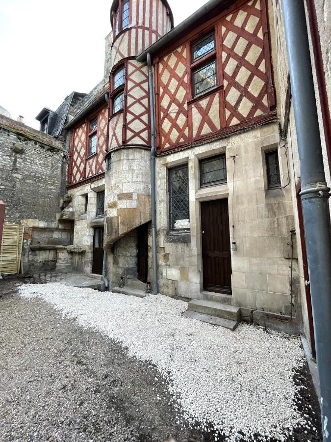 Le Petit Chateau Du Docteur Cambournac Бурж Екстериор снимка